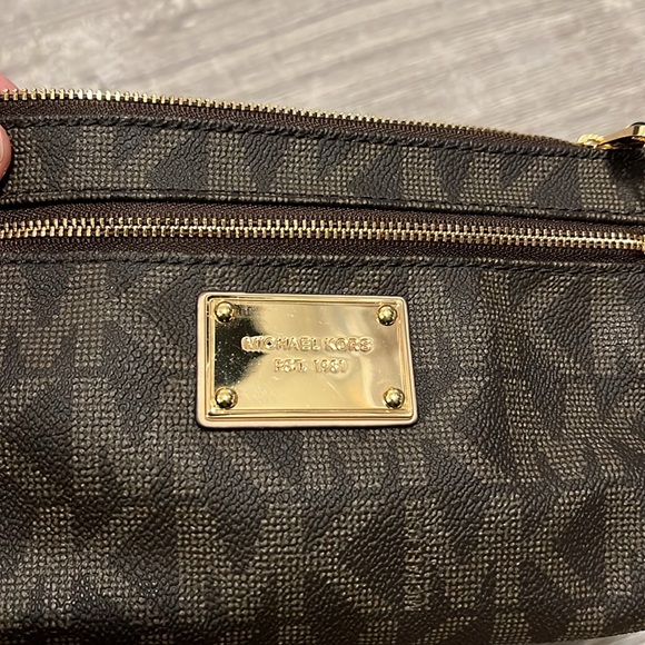 Like new Michael Kors Wristlet - Picture 6 of 11